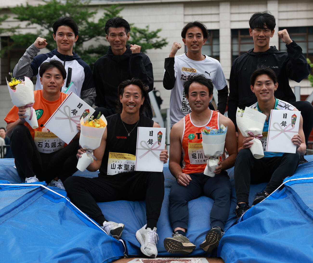 セイコーゴールデングランプリ2026プレイベントを終え笑顔を見せる、前列左から石丸颯太、山本聖途、堀川晴海、宮本嶺。後列左からTBS高柳光希アナウンサー、沢野大地さん、たむじょー、桜井勇作（撮影・水谷安孝）