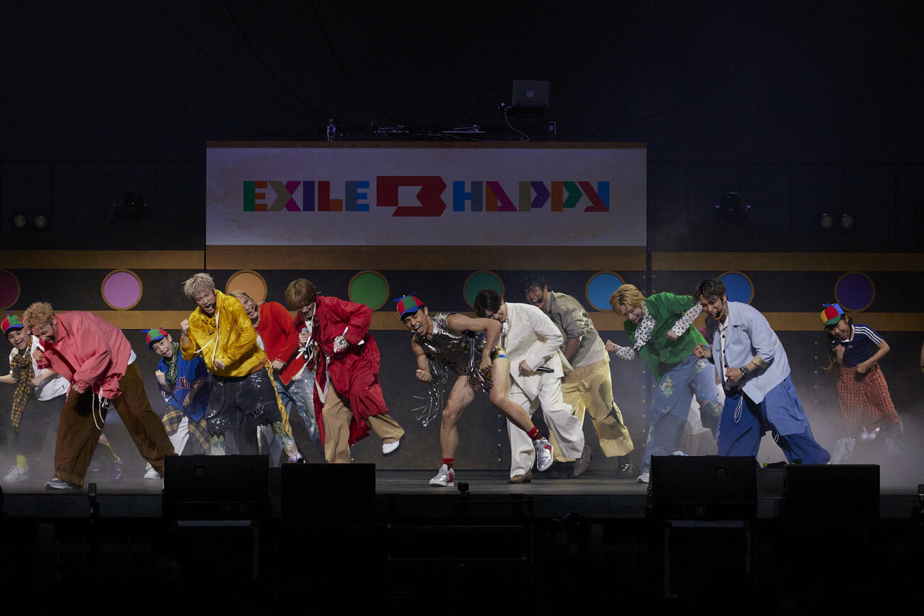 「EXILE B HAPPY SHOW 2026　～かぜのふね～」でパフォーマンスEXILE B HAPPYと小島よしお（中央）