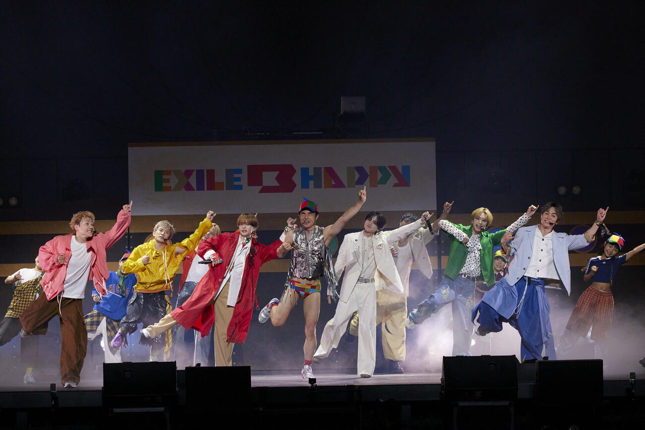 「EXILE B HAPPY SHOW 2026　～かぜのふね～」でパフォーマンスEXILE B HAPPYと小島よしお（中央）