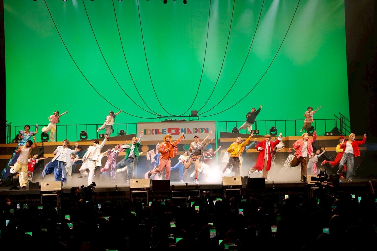 「EXILE B HAPPY SHOW 2026　～かぜのふね～」でパフォーマンスするEXILE B HAPPYと小島よしお（中央）