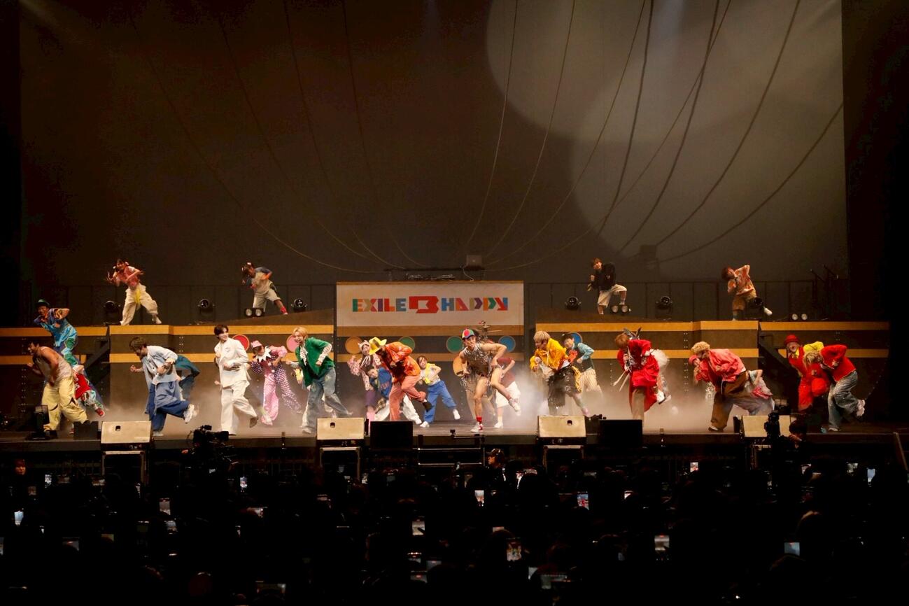 「EXILE B HAPPY SHOW 2026　～かぜのふね～」でパフォーマンスするEXILE B HAPPYと小島よしお（中央）