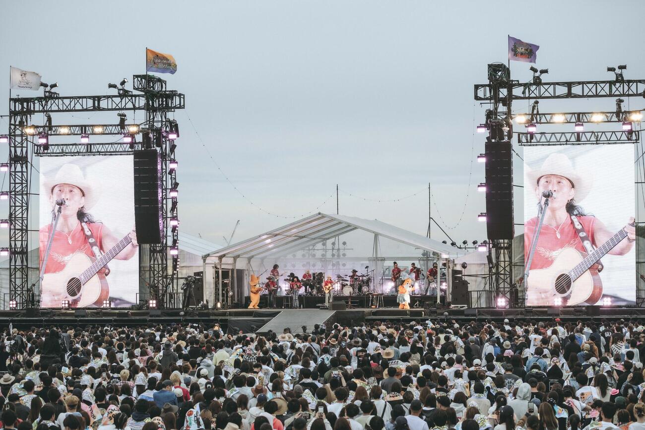 「THE BEACH TRIP 2026」で歌唱する平井大