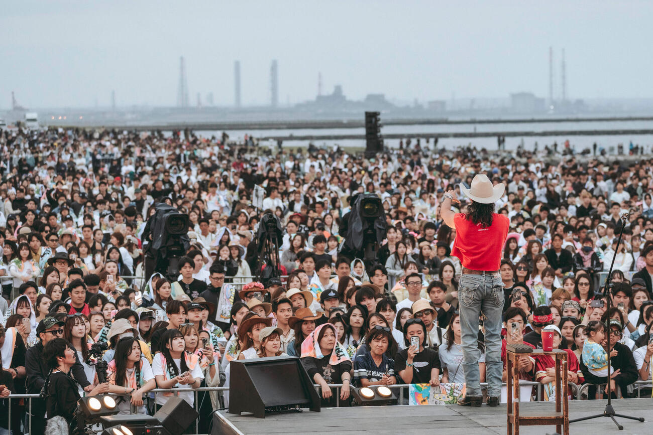「THE BEACH TRIP 2026」で歌唱する平井大