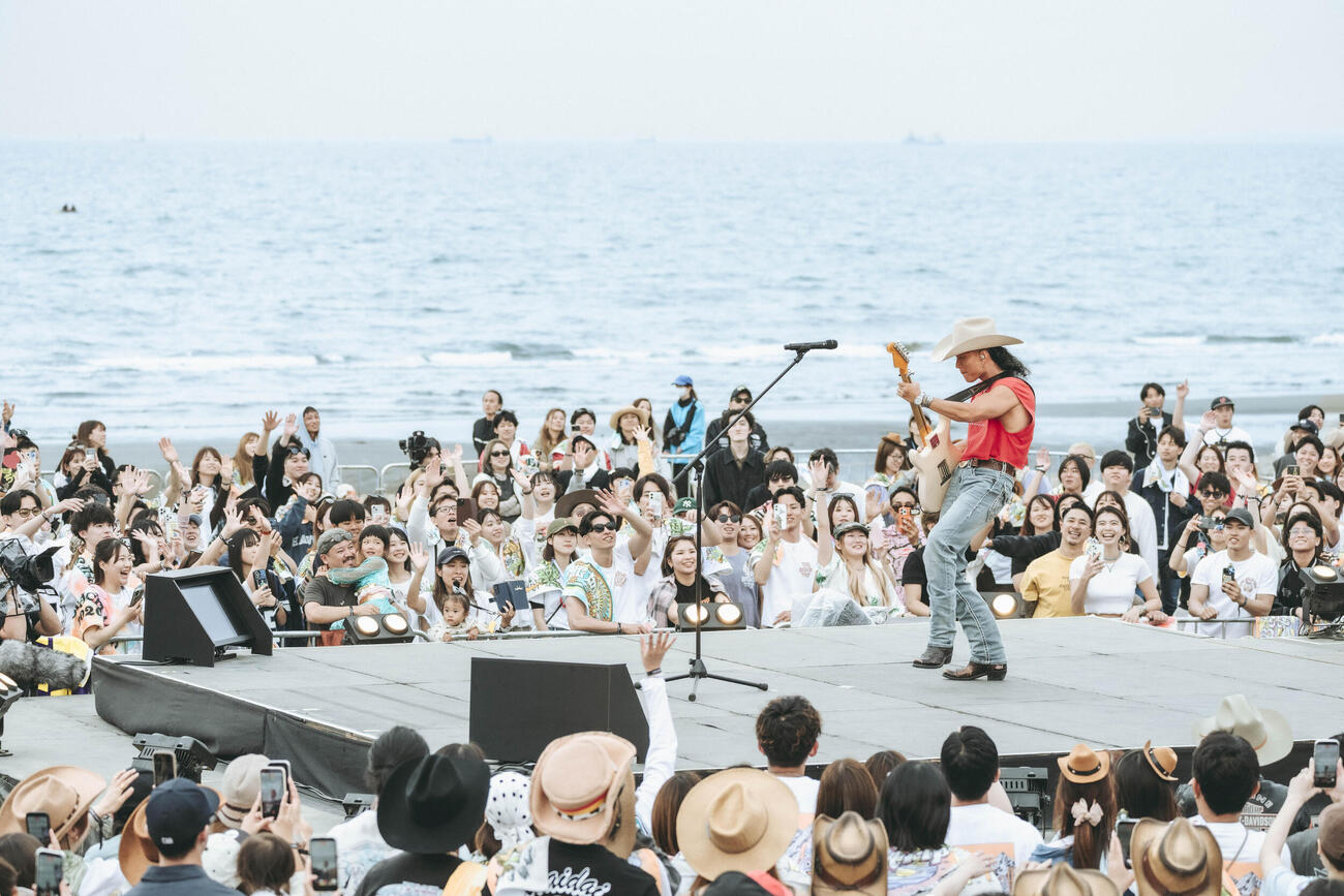 「THE BEACH TRIP 2026」で歌唱する平井大