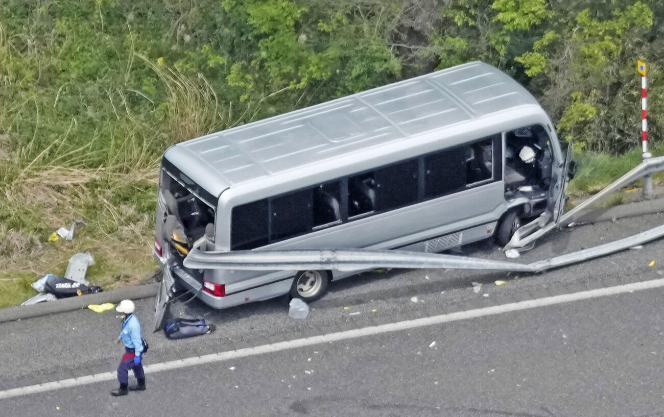 福島県郡山市の磐越自動車道でガードレールに衝突したマイクロバス（共同）