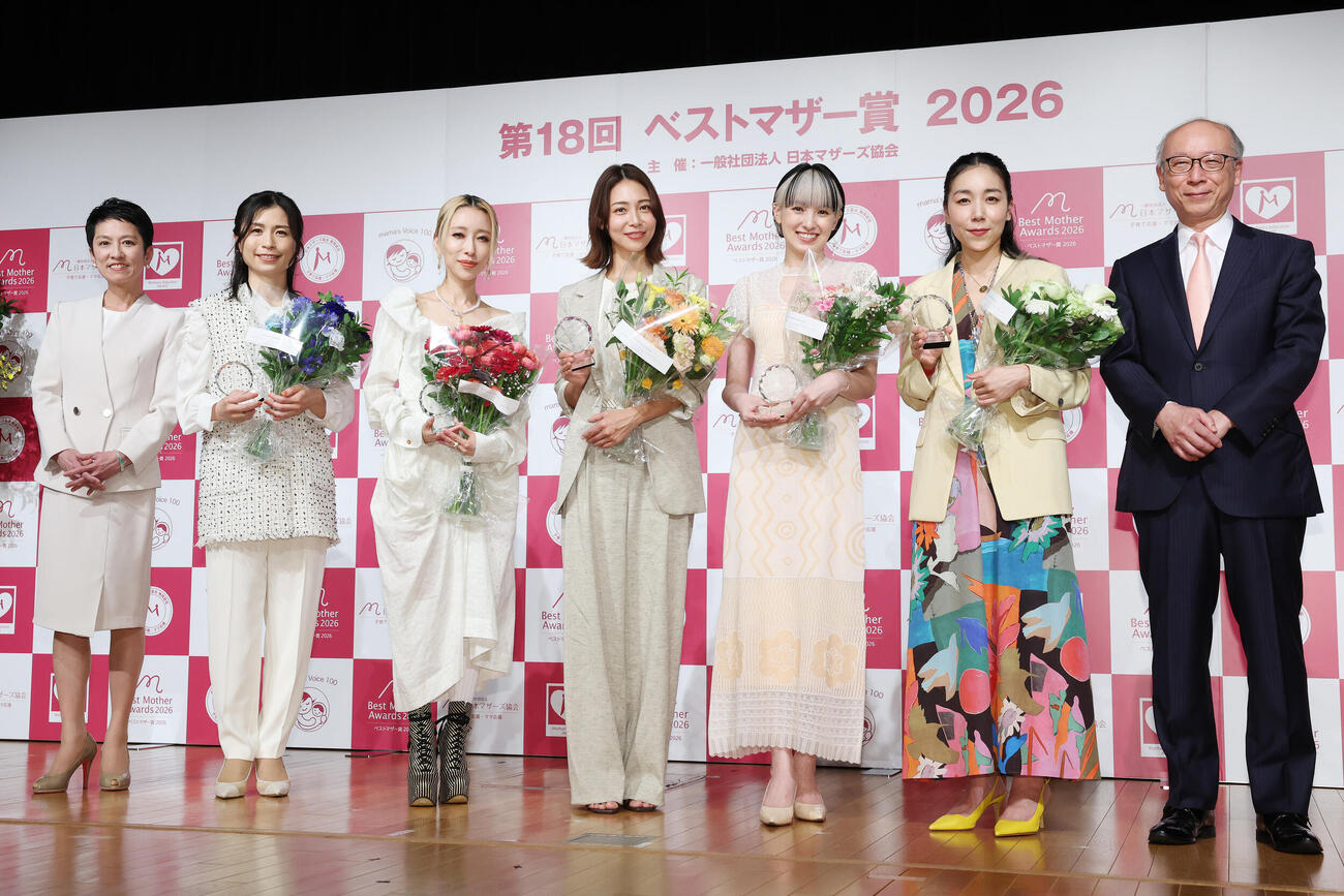 第18回ベストマザー賞2026でフォトセッションに納まる、左から蓮舫氏、鮫島彩さん、加藤ミリヤ、相武紗季、南明奈、安藤桃子監督、井上淳氏（撮影・宮地輝）