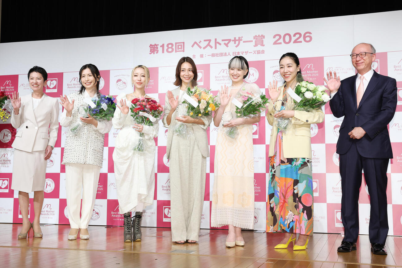 第18回ベストマザー賞2026で笑顔で手を振る、左から蓮舫氏、鮫島彩さん、加藤ミリヤ、相武紗季、南明奈、安藤桃子監督、井上淳氏（撮影・宮地輝）