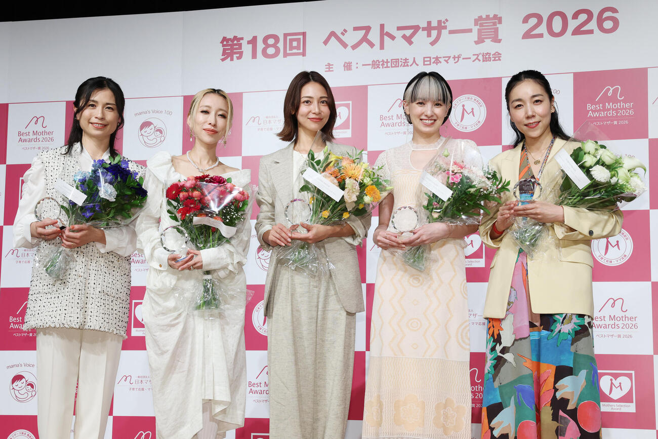 第18回ベストマザー賞2026でフォトセッションに納まる受賞者、左から鮫島彩さん、加藤ミリヤ、相武紗季、南明奈、安藤桃子監督（撮影・宮地輝）
