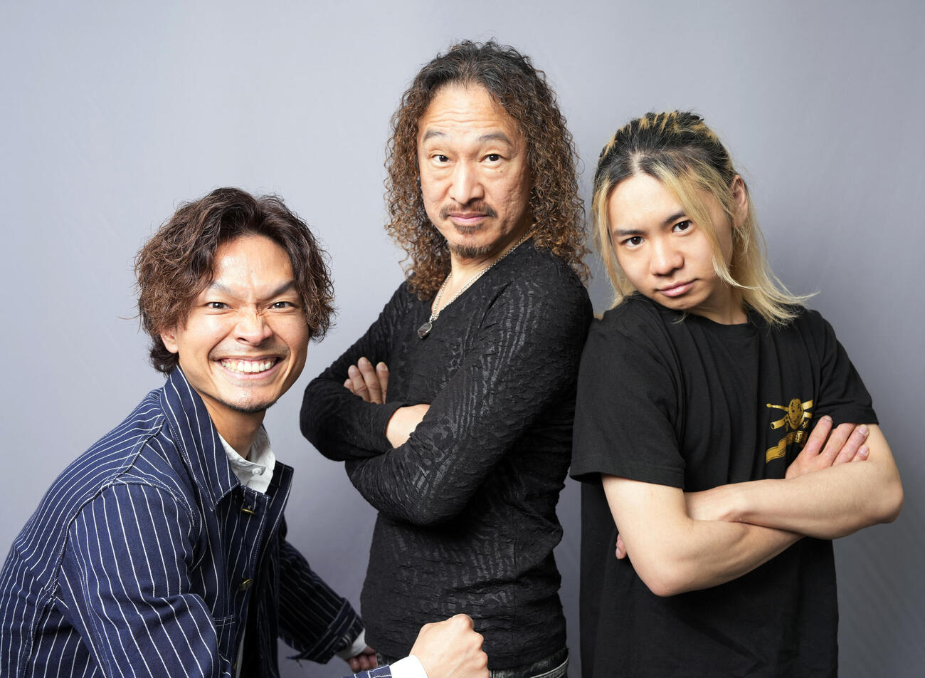 宝道インタビュー　笑顔を見せる宝道。左から杉山貴瑛、藤井修、永井孝太郎（撮影・小島史椰）