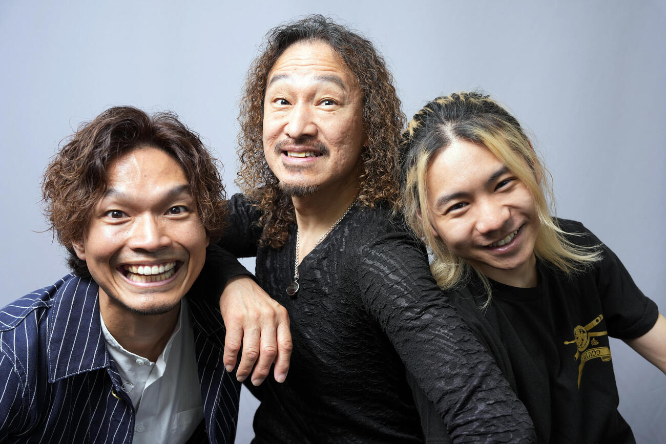 宝道インタビュー　笑顔を見せる宝道。左から杉山貴瑛、藤井修、永井孝太郎（撮影・小島史椰）