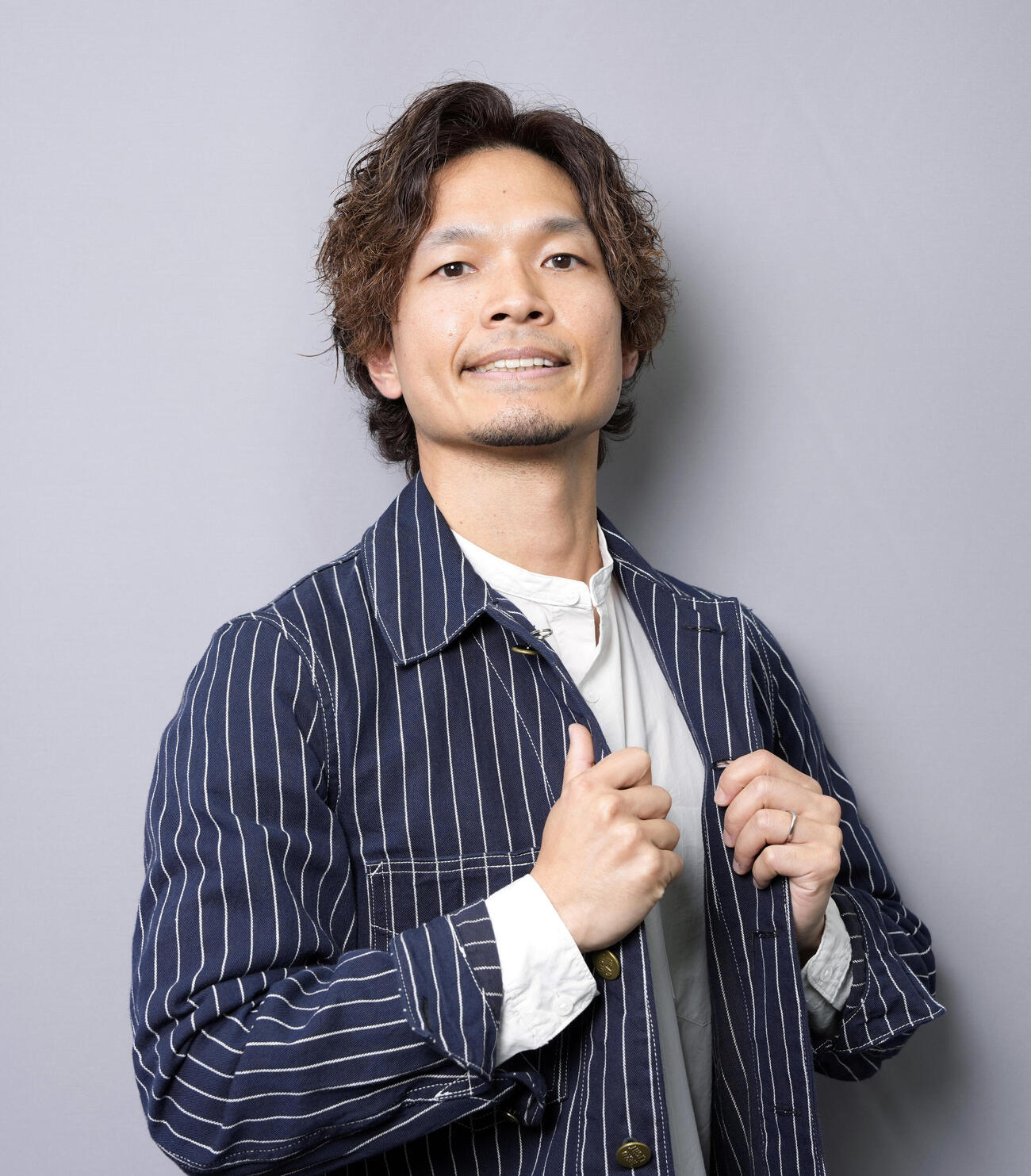 宝道インタビュー　ポーズを決める宝道の杉山貴瑛（撮影・小島史椰）