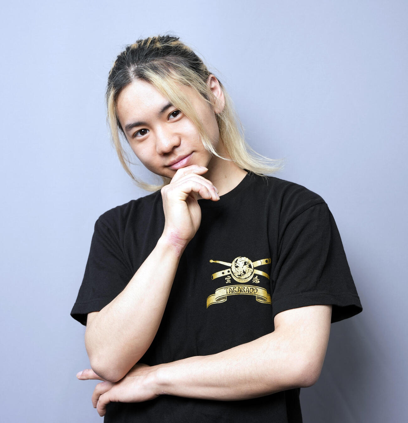宝道インタビュー　ポーズを決める宝道の永井孝太郎（撮影・小島史椰）