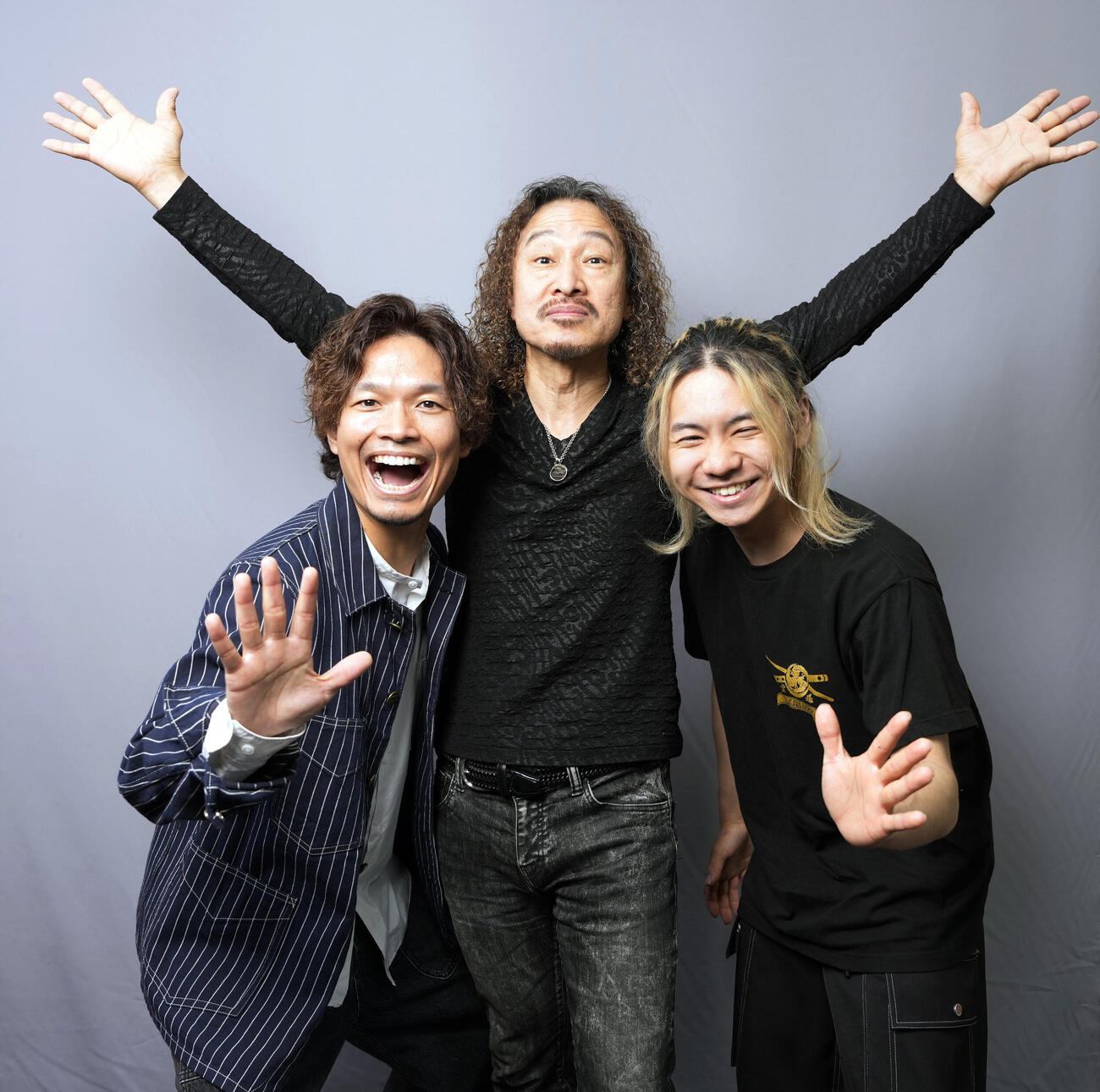 宝道インタビュー　笑顔を見せる宝道。左から杉山貴瑛、藤井修、永井孝太郎（撮影・小島史椰）