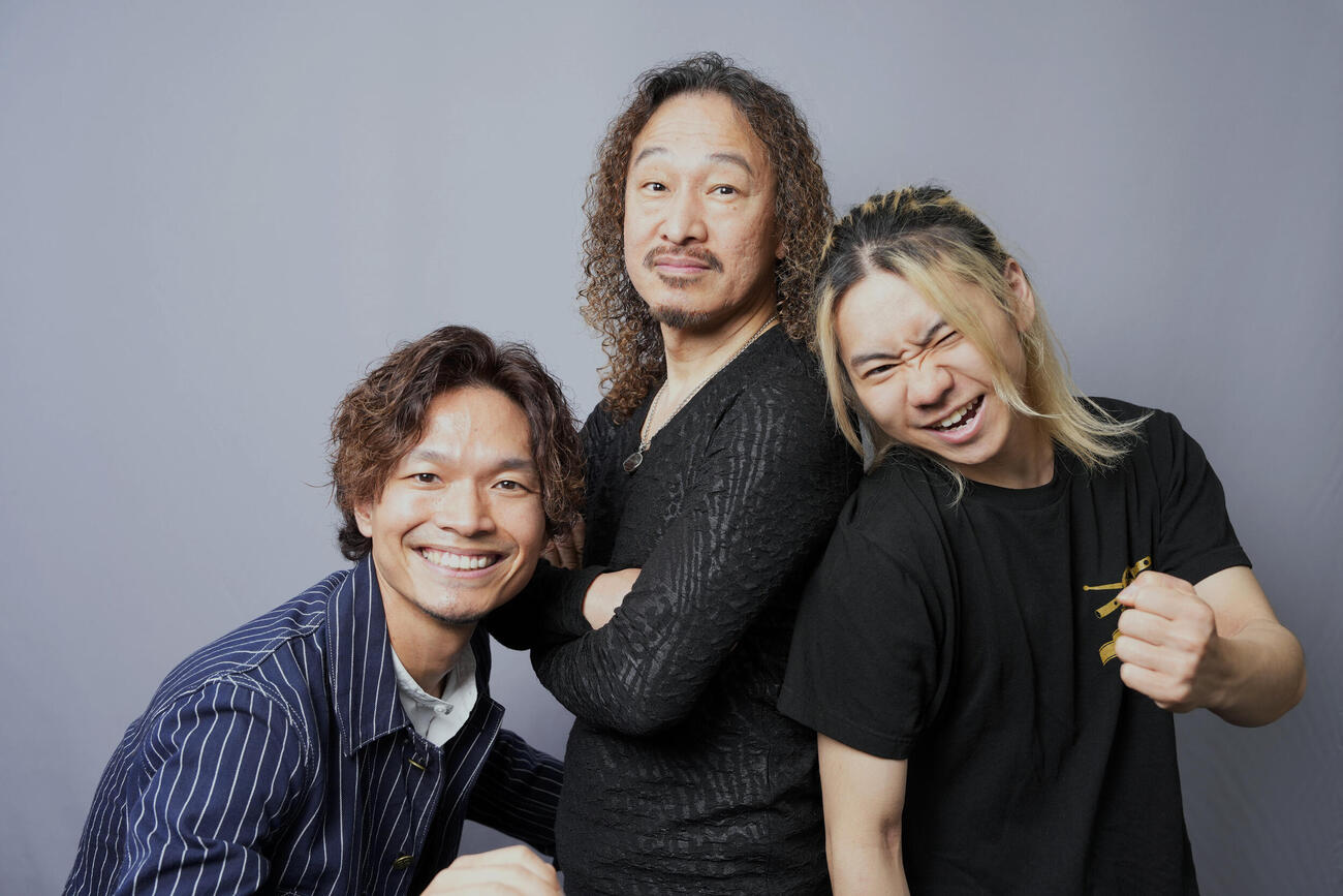 宝道インタビュー　笑顔を見せる宝道。左から杉山貴瑛、藤井修、永井孝太郎（撮影・小島史椰）