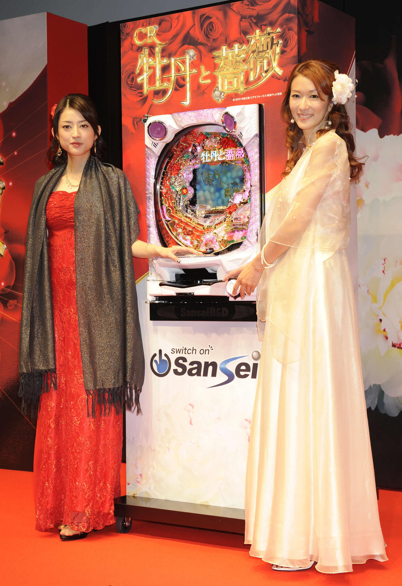 大河内奈々子(右)と小沢真珠（2011年11月撮影）