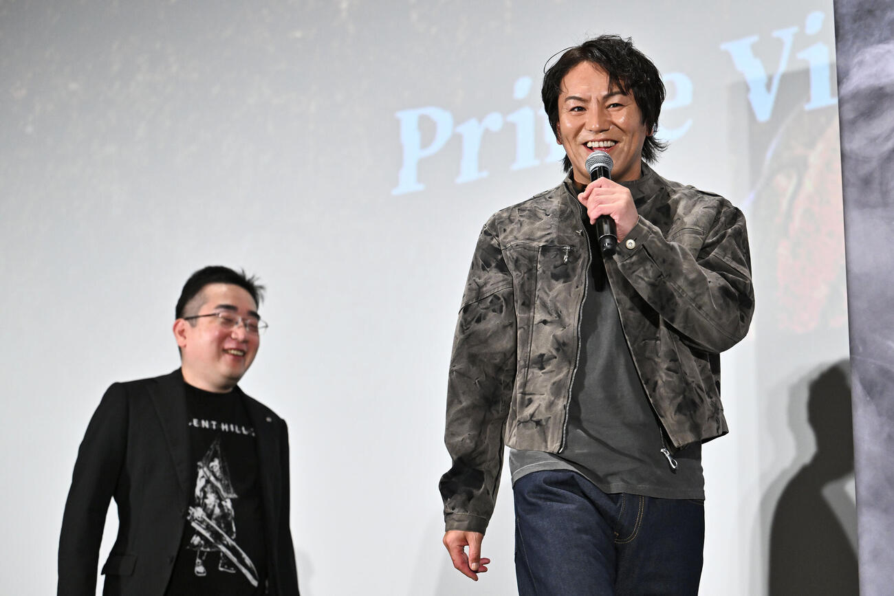 映画「リターン・トゥ・サイレントヒル」スペシャル試写会イベントでクイズの答えを考える狩野英孝（右）（撮影・滝沢徹郎）