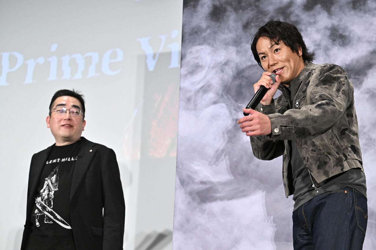 映画「リターン・トゥ・サイレントヒル」スペシャル試写会イベントでクイズの答えを考える狩野英孝（右）（撮影・滝沢徹郎）