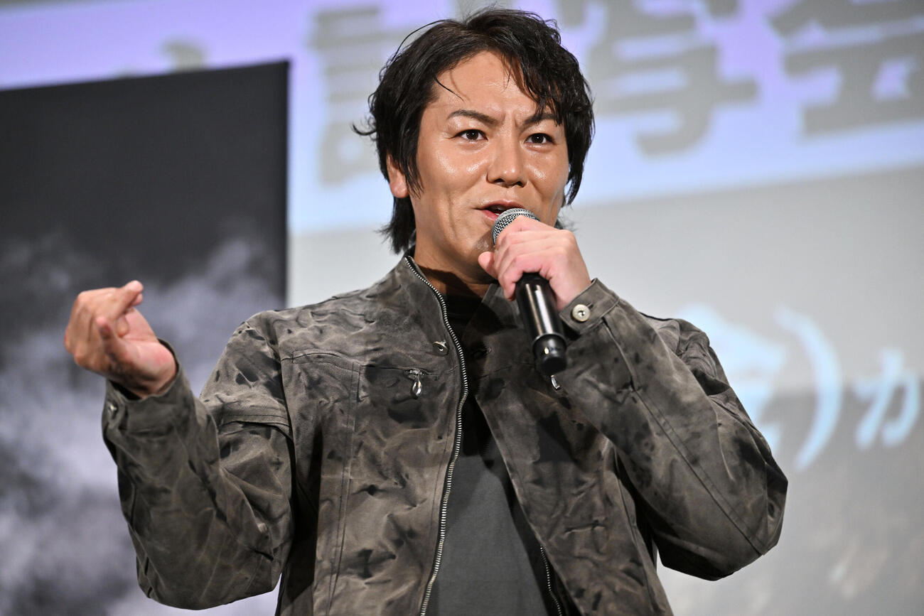 映画「リターン・トゥ・サイレントヒル」スペシャル試写会イベントでクイズの答えを考える狩野英孝（撮影・滝沢徹郎）