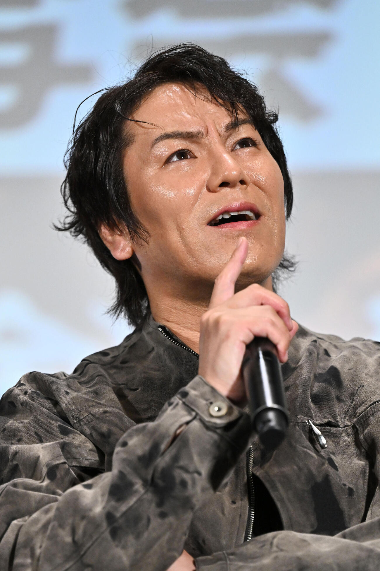 映画「リターン・トゥ・サイレントヒル」スペシャル試写会イベントでクイズの答えを考える狩野英孝（撮影・滝沢徹郎）