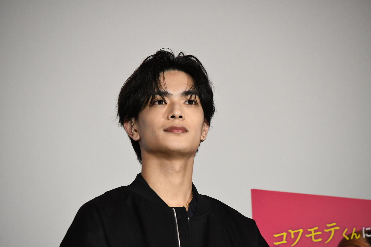 映画「山口くんはワルくない」の舞台あいさつに登壇したなにわ男子高橋恭平（撮影・阪口孝志）
