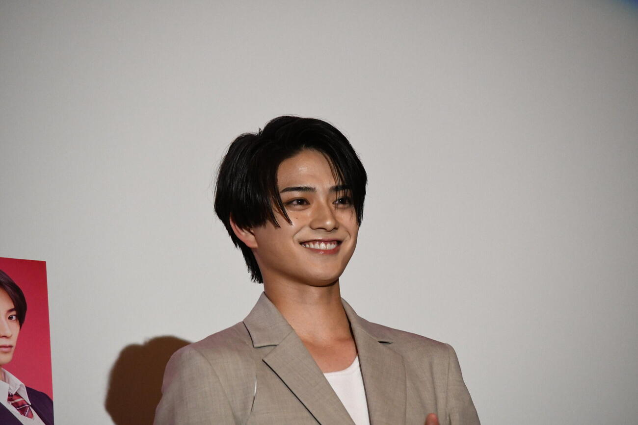 映画「山口くんはワルくない」の舞台あいさつに登壇した岩瀬洋志（撮影・阪口孝志）