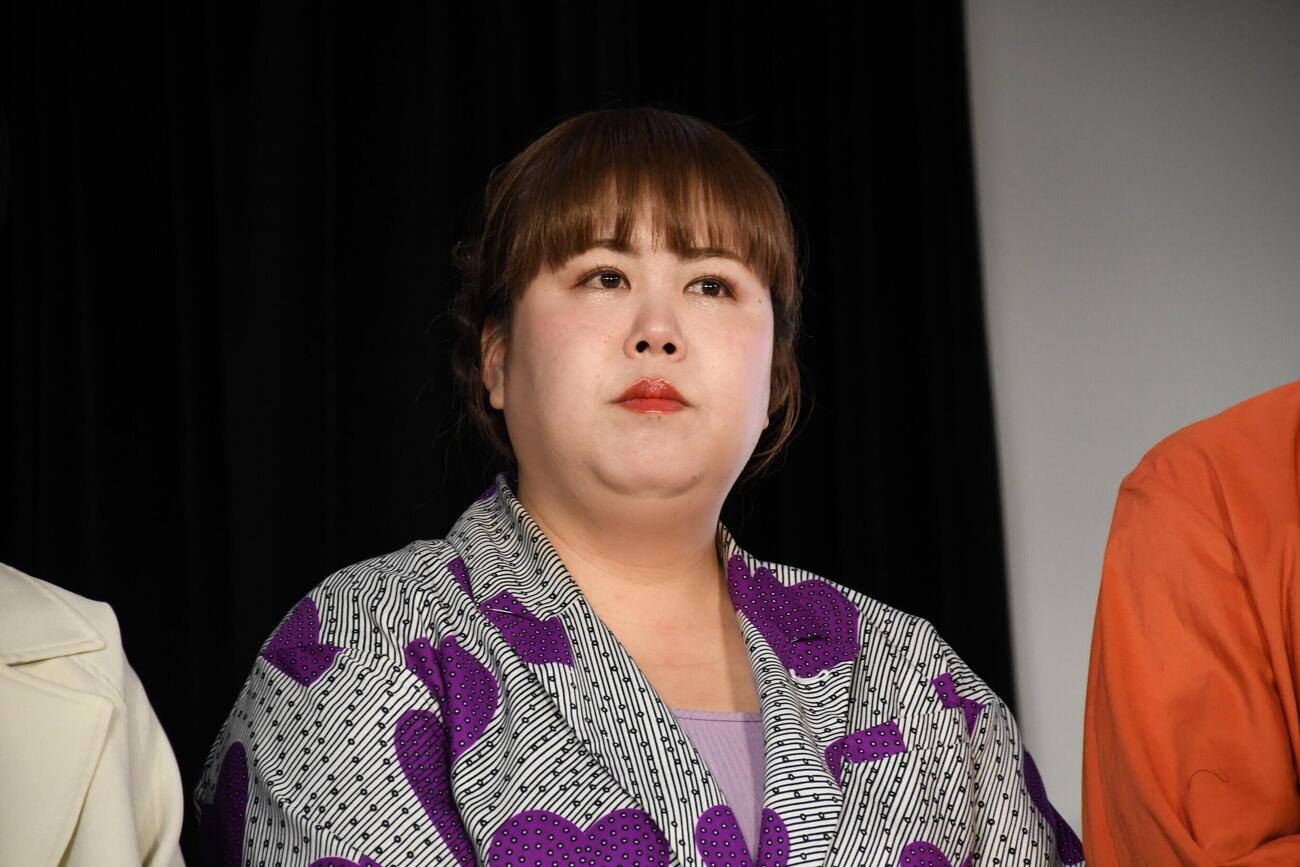 オタフクソースのロゴ「お多福さん」を狙う天才ピアニストのますみ（撮影・阪口孝志）