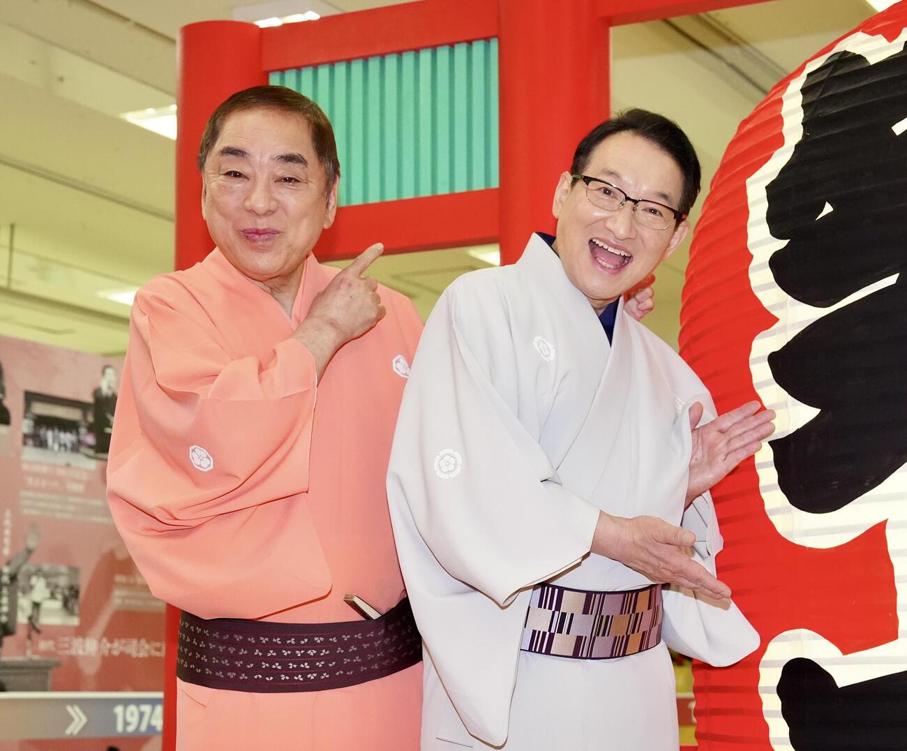 「笑点60周年特別展」開会セレモニーで写真に納まる笑点メンバーの三遊亭好楽（左）と春風亭昇太（撮影・江口和貴）