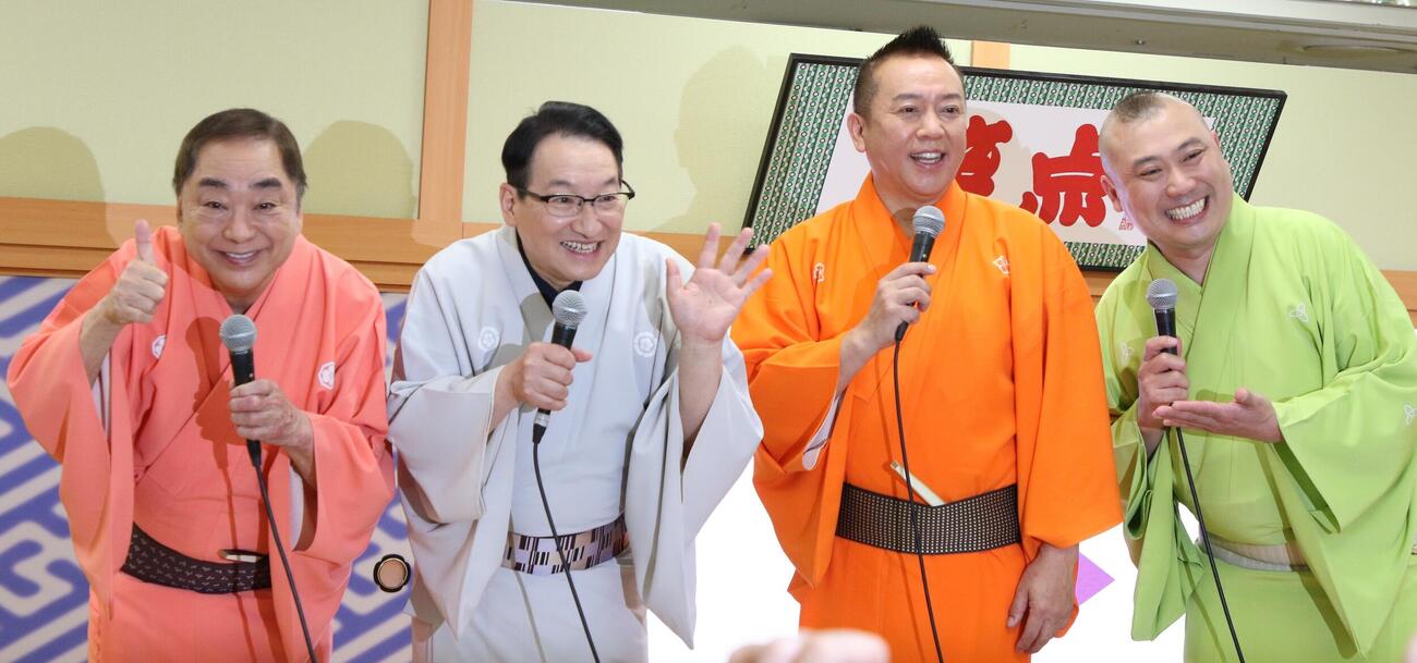 「笑点60周年特別展」で来場客からの撮影に応じる笑点メンバー。左から三遊亭好楽、春風亭昇太、林家たい平、桂宮治。（撮影・田島優大）