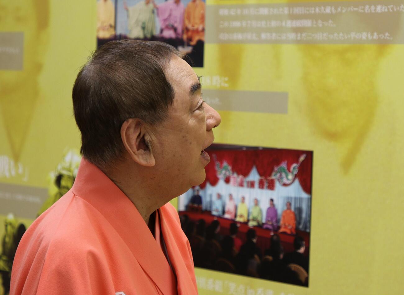 「笑点60周年特別展」で年表エリアを眺め、笑顔を見せる三遊亭好楽（撮影・田島優大）
