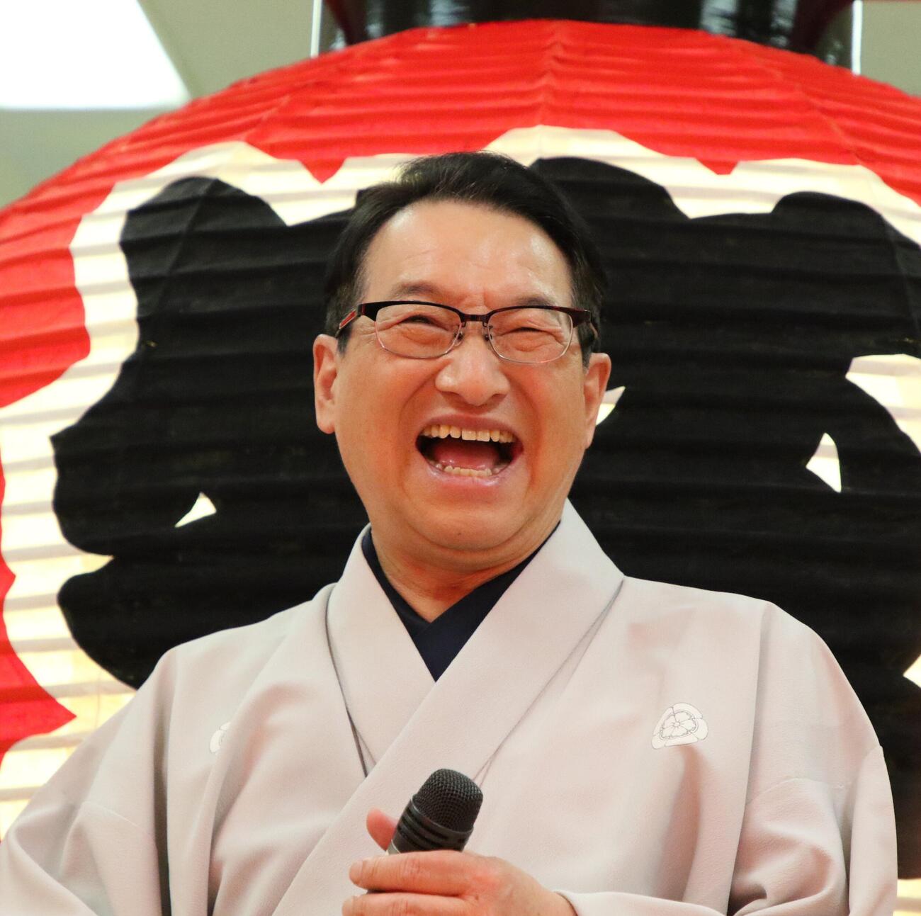 「笑点60周年特別展」で笑顔で取材に応じる春風亭昇太（撮影・田島優大）