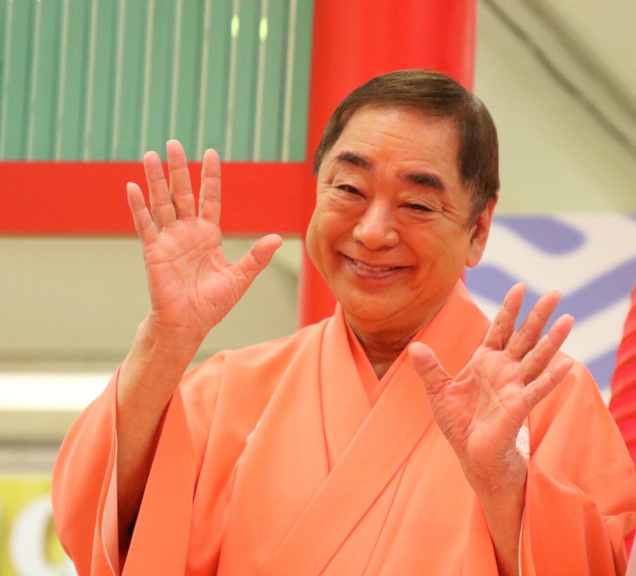 「笑点60周年特別展」で笑顔で手を振る三遊亭好楽（撮影・田島優大）