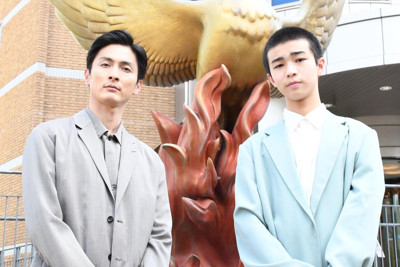 特集ドラマ「手塚治虫の戦争」制作発表取材会に出席した高良健吾（左）と原田琥之佑（撮影・阪口孝志）