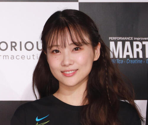 「37歳とか信じられない」美爆女！重盛さと美イメチェン＆腹チラにファン歓喜「へそ出し最高」