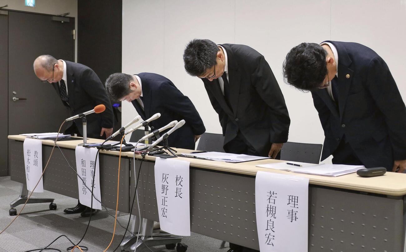 記者会見で謝罪する北越高の関係者（共同）