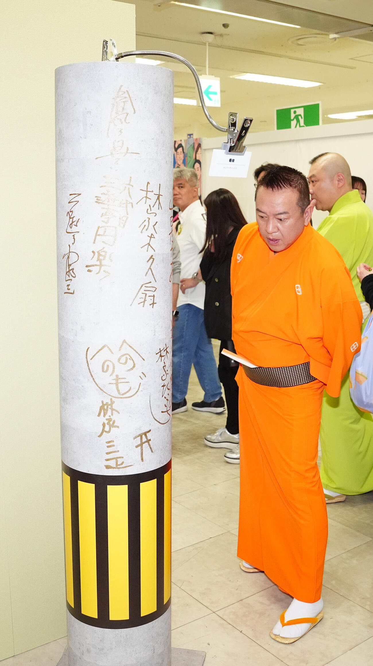 「笑点60周年特別展」で展示される電柱を見つめる林家たい平（撮影・江口和貴）
