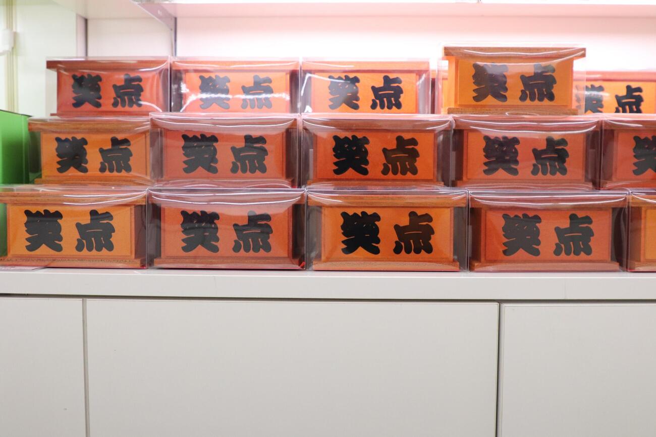 「笑点60周年特別展」で販売される、講釈台をモチーフにした貯金箱（撮影・服部航大）