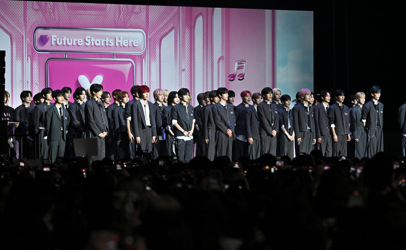 集まったファンにあいさつするPRODUCE101 JAPAN　新世界の練習生（撮影・滝沢徹郎）