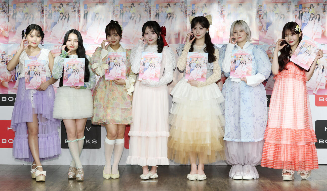 「CANDY TUNE 3rd Anniversary写真集　SUGAR AND HUES」発売記念イベントでフォトセッションに納まるCANDY TUNE、左から福山梨乃、桐原美月、南なつ、小川奈々子、立花琴未、宮野静、村川緋杏（撮影・宮地輝）