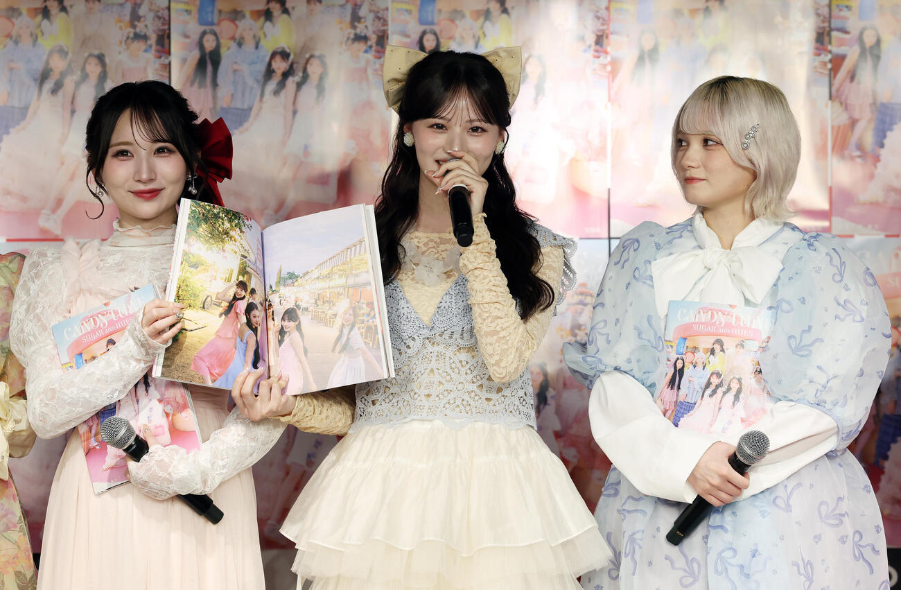 「CANDY TUNE 3rd Anniversary写真集　SUGAR AND HUES」発売記念イベントでお気に入りのページを紹介するCANDY TUNEの小川奈々子（左）、立花琴未（中央）、宮野静（撮影・宮地輝）