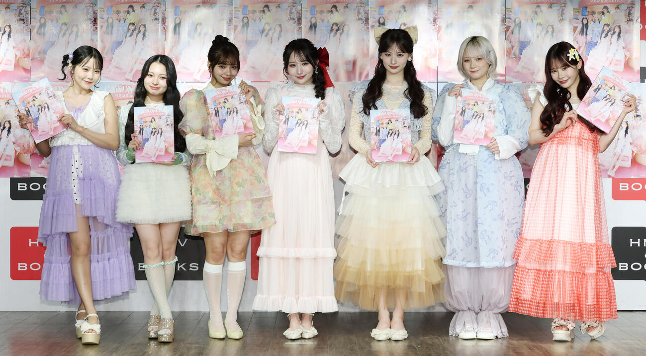 「CANDY TUNE 3rd Anniversary写真集　SUGAR AND HUES」発売記念イベントでフォトセッションに納まるCANDY TUNE、左から福山梨乃、桐原美月、南なつ、小川奈々子、立花琴未、宮野静、村川緋杏（撮影・宮地輝）