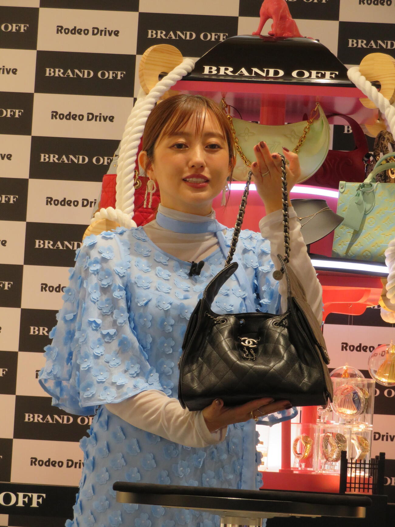 「BRAND OFF SHIBUYA」「Rodeo Drive SHIBUYA」オープニングイベントで、シャネルのバッグを公開査定した菊地亜美（撮影・村上幸将）