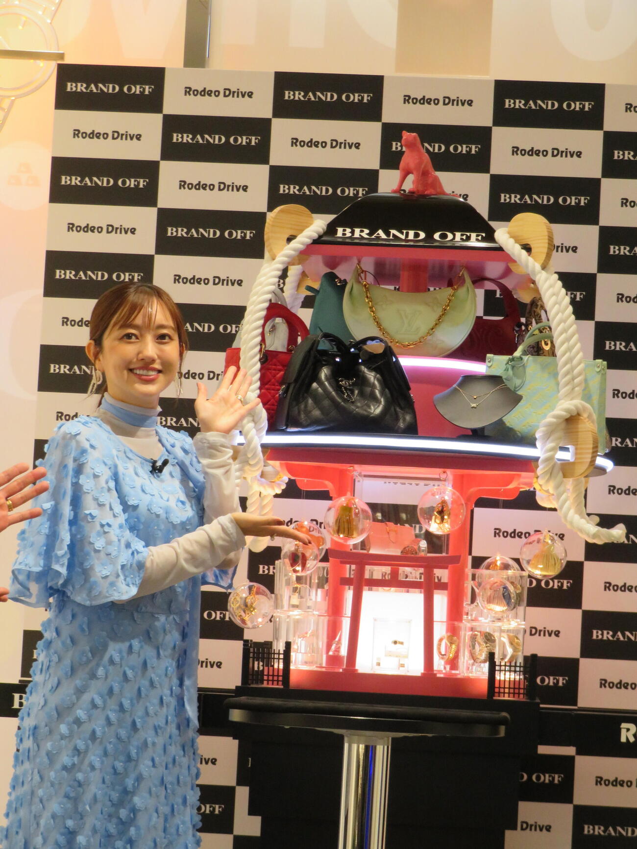 「BRAND OFF SHIBUYA」「Rodeo Drive SHIBUYA」オープニングイベントで、シャネルのバッグを公開査定し、ブランドおみこしに奉納した菊地亜美（撮影・村上幸将）