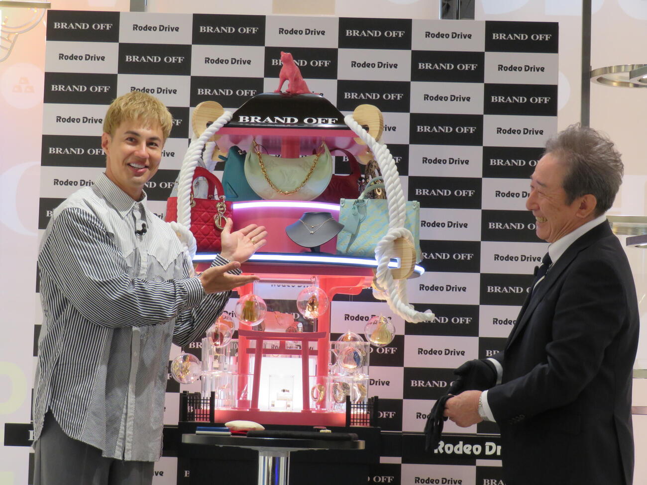 「BRAND OFF SHIBUYA」「Rodeo Drive SHIBUYA」オープニングイベントで、ネックレス2本を公開査定し、ブランドおみこしに奉納したユージ（左）（撮影・村上幸将）