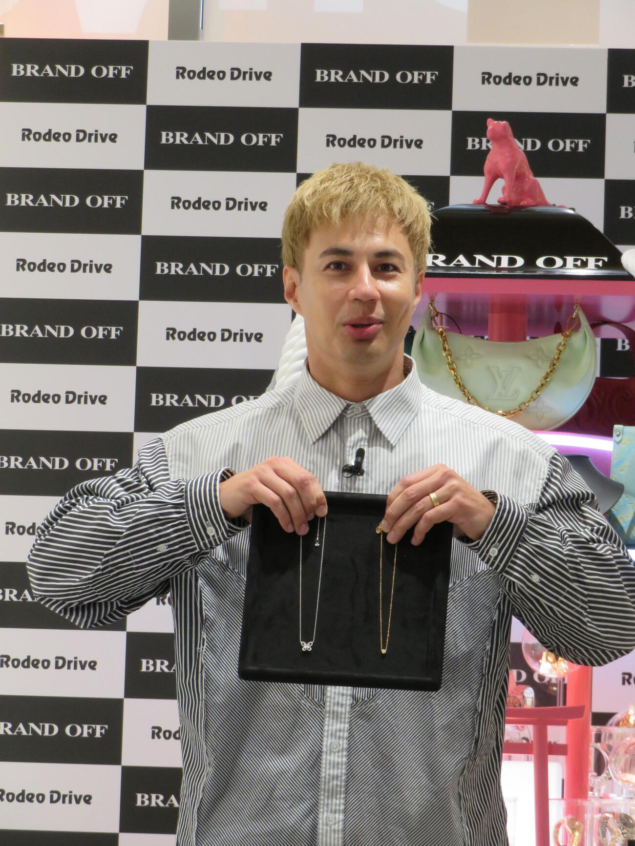 「BRAND OFF SHIBUYA」「Rodeo Drive SHIBUYA」オープニングイベントで、ネックレス2本を公開査定したユージ（撮影・村上幸将）