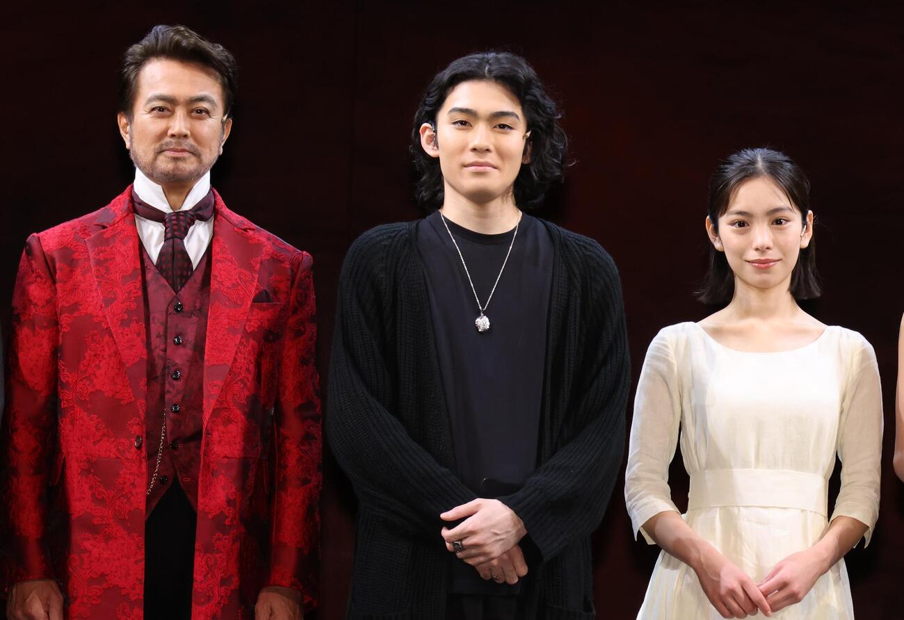 舞台「ハムレット」囲み取材を行った、左から石黒賢、市川染五郎、當真あみ（撮影・中島郁夫）