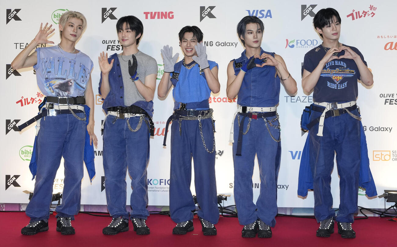 「KCON JAPAN 2026」　レッドカーペットに登場するEVNNE（撮影・小島史椰）