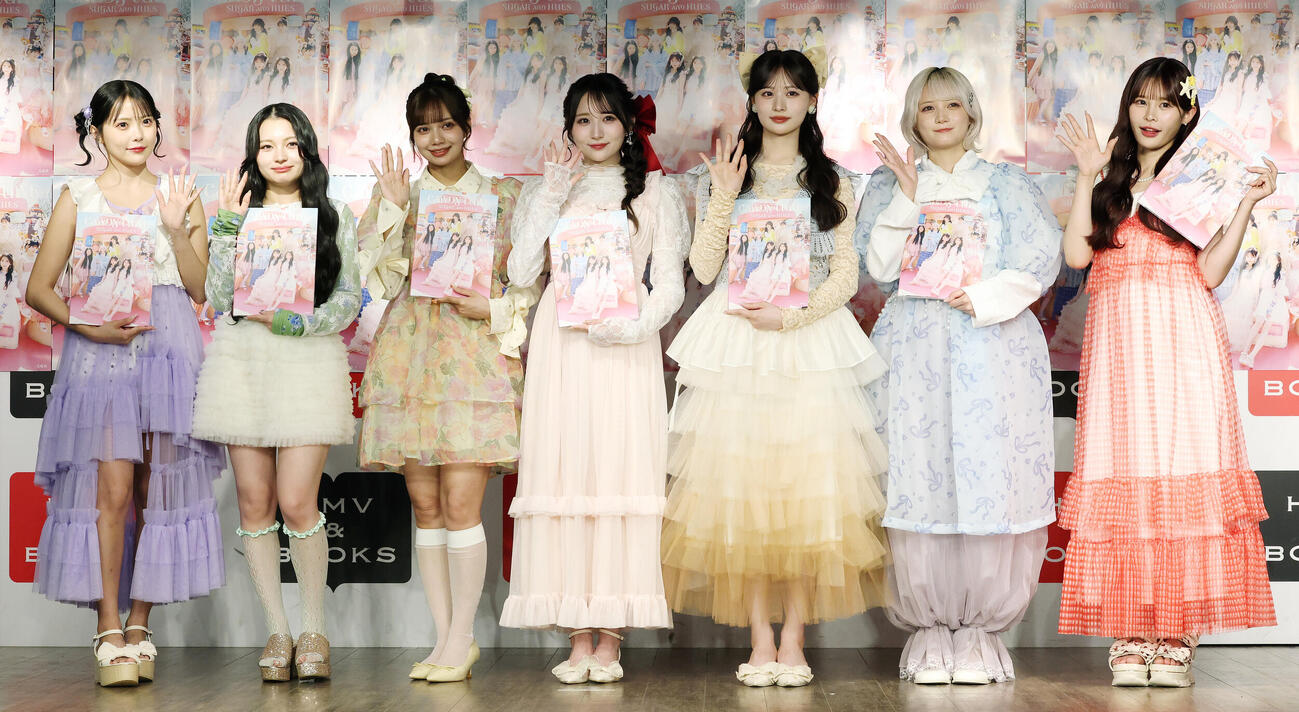 「CANDY TUNE 3rd Anniversary写真集　SUGAR AND HUES」発売記念イベントで笑顔で手を振るCANDY TUNE、左から福山梨乃、桐原美月、南なつ、小川奈々子、立花琴未、宮野静、村川緋杏（撮影・宮地輝）
