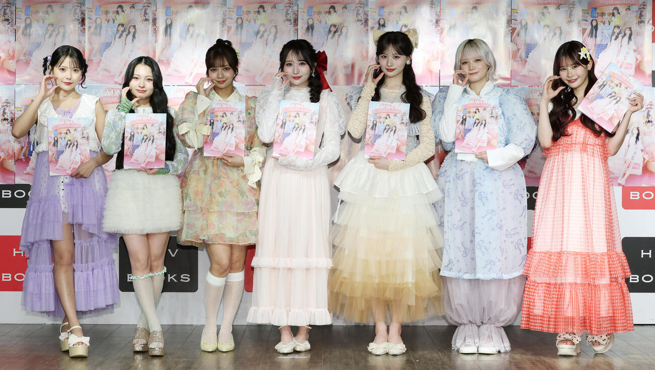 「CANDY TUNE 3rd Anniversary写真集　SUGAR AND HUES」発売記念イベントでフォトセッションに納まるCANDY TUNE、左から福山梨乃、桐原美月、南なつ、小川奈々子、立花琴未、宮野静、村川緋杏（撮影・宮地輝）