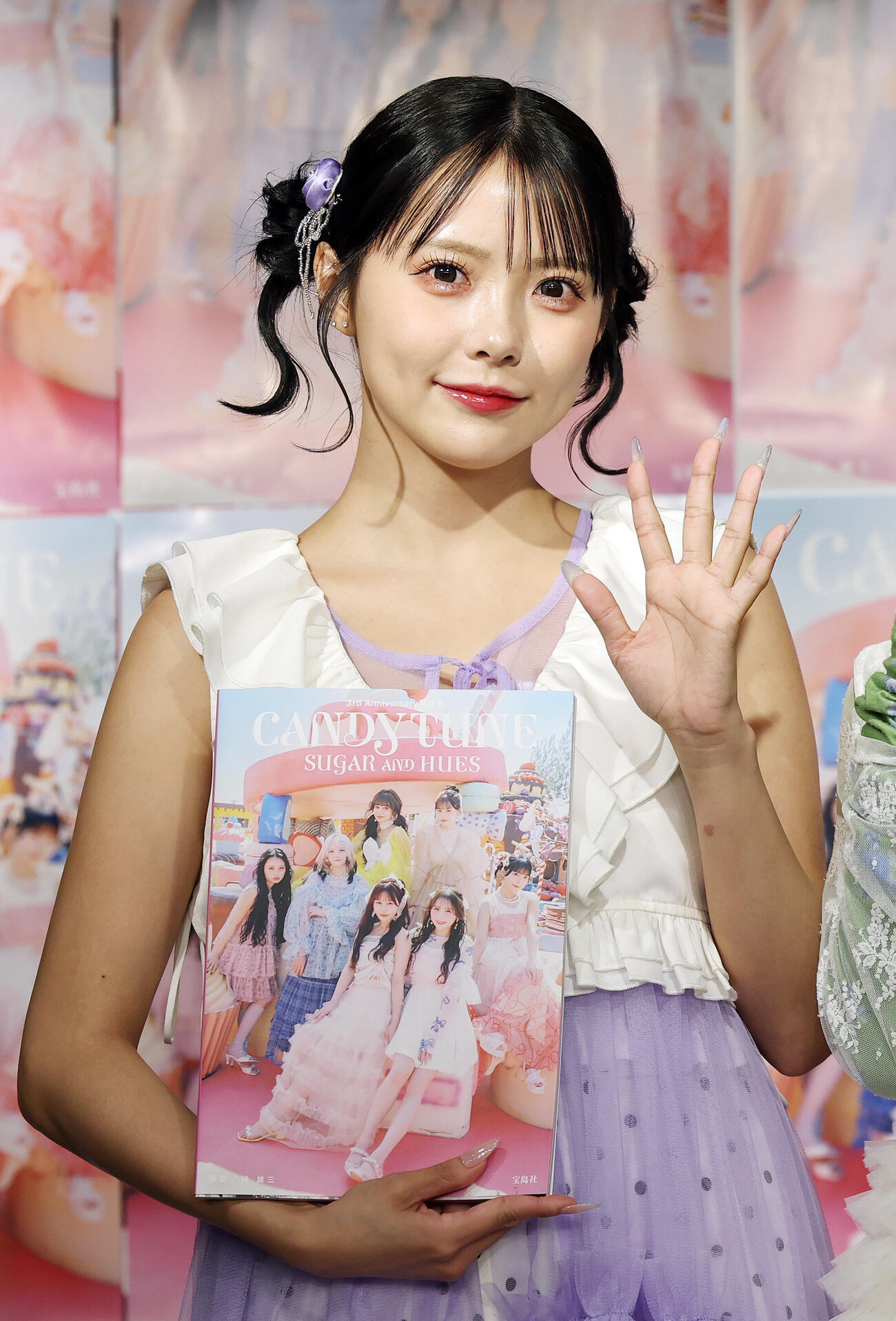 「CANDY TUNE 3rd Anniversary写真集　SUGAR AND HUES」発売記念イベントで手を振るCANDY TUNEの福山梨乃（撮影・宮地輝）