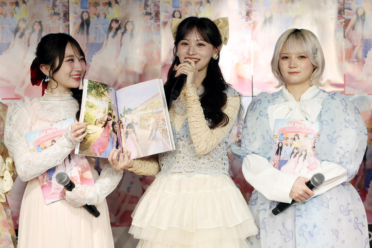 「CANDY TUNE 3rd Anniversary写真集　SUGAR AND HUES」発売記念イベントでお気に入りのページを紹介するCANDY TUNEの小川奈々子（左）、立花琴未（中央）、宮野静（撮影・宮地輝）